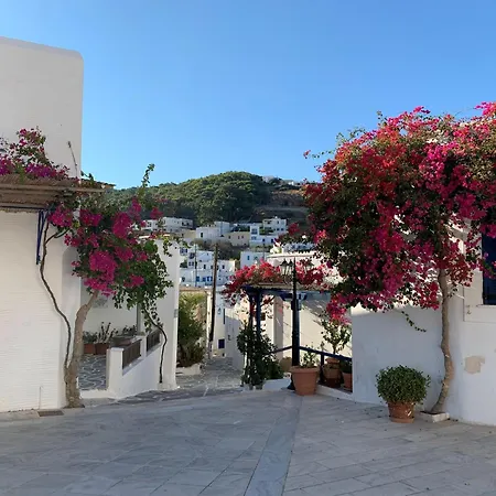 Gorgeous Santorini | 2 Bedrooms | Illumi | Spacious Terrace With Courtyard Views | * Έξω Γωνιά